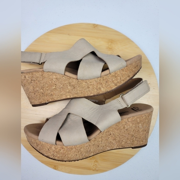 Clarks Soft Cushion Side Buckle Tan Faux Leather Cork Wedge Sandals‎ Sz 9.5 M - Picture 12 of 14
